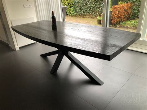 ovale eettafel zwart.